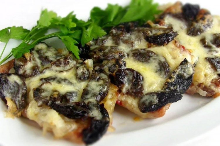 Свинина с грибами и черносливом в духовке