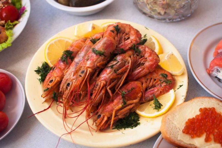 Лангустины-гриль, маринованные в томатном соке с лимоном и специями