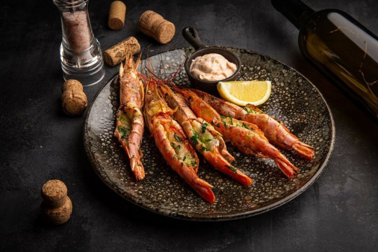 Лангустины с зеленью и чесноком на гриле