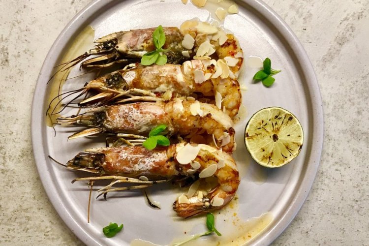 Лангустины-гриль, маринованные в сливках с чесноком и лаймом