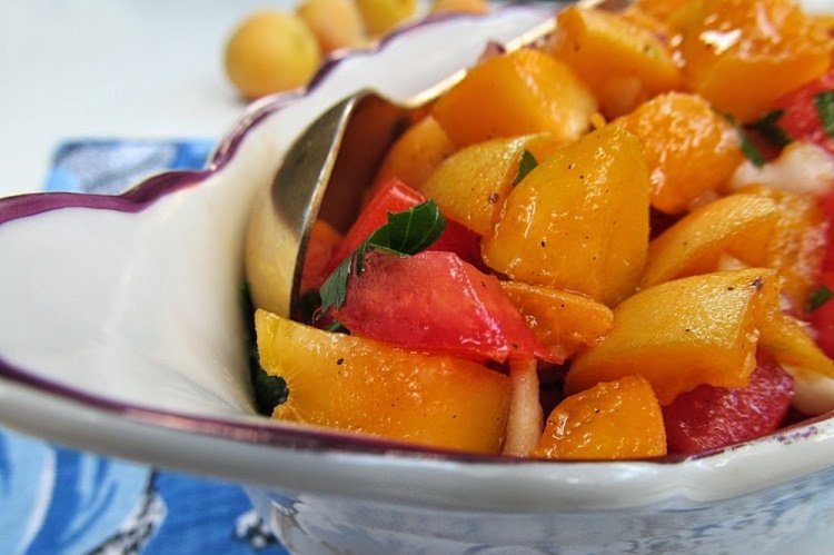 Салат с абрикосами и помидорами