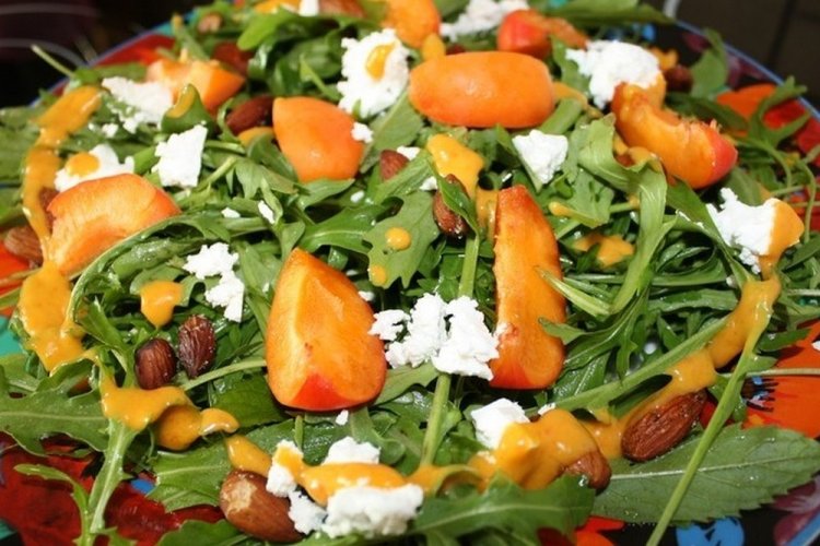 Салат с рукколой и карамелизованными абрикосами
