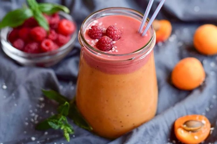 Летний коктейль с абрикосами и малиной