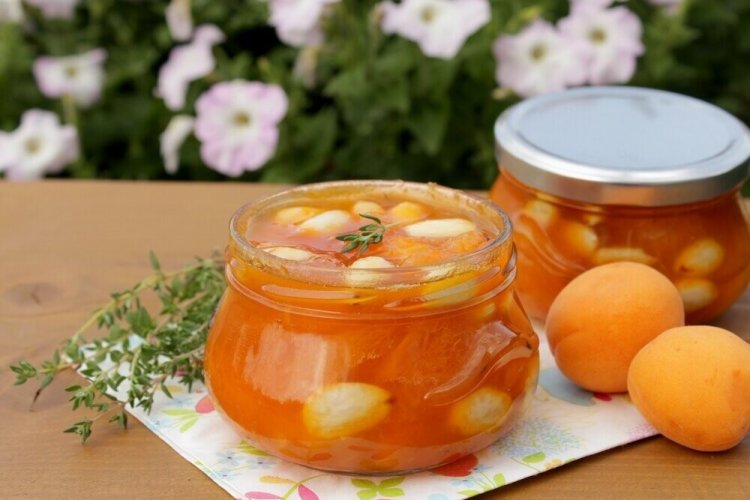 Варенье из абрикосов с миндалем