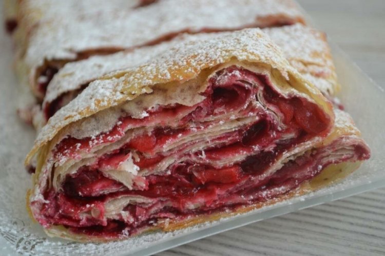 Штрудель из лаваша с вишней