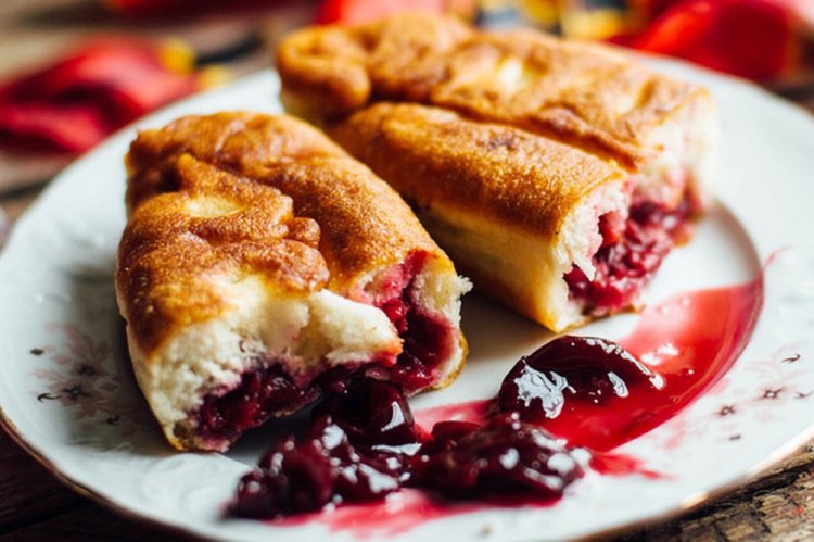 Жареные пирожки с вишней