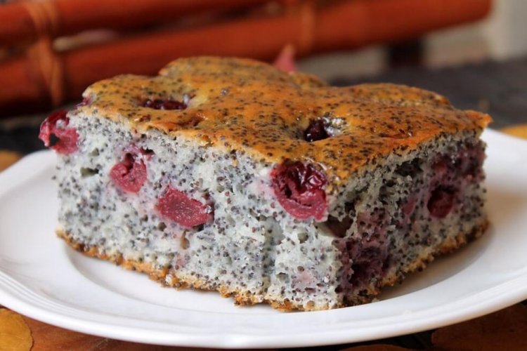 Маковый пирог с вишней
