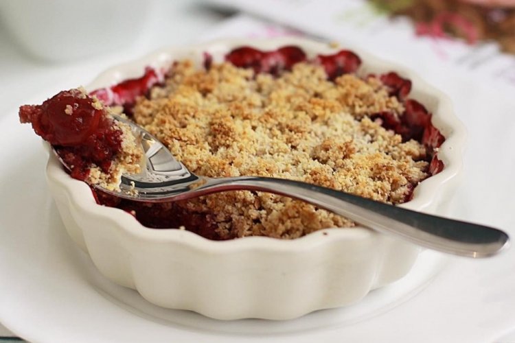 Крамбл с вишней