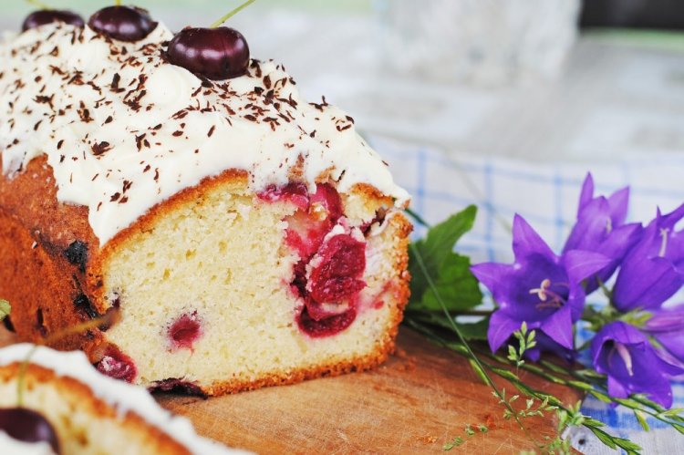 Творожный кекс с вишней