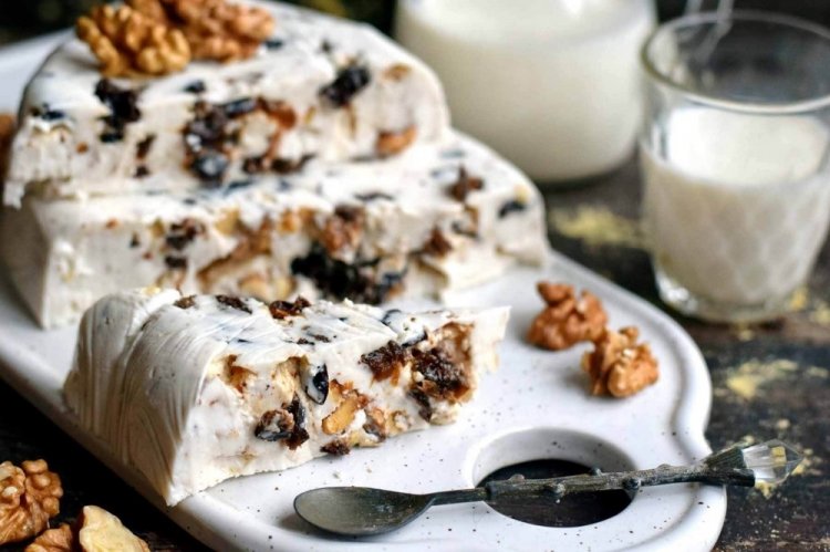 Сметанный желейный торт с черносливом и орехами