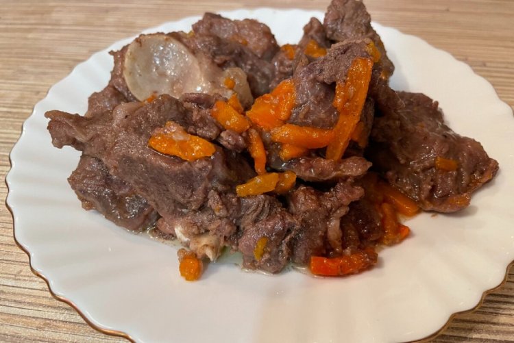 Баранина, тушенная с луком и морковью