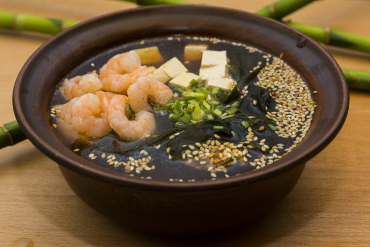 Мисо-суп с креветками и морской капустой