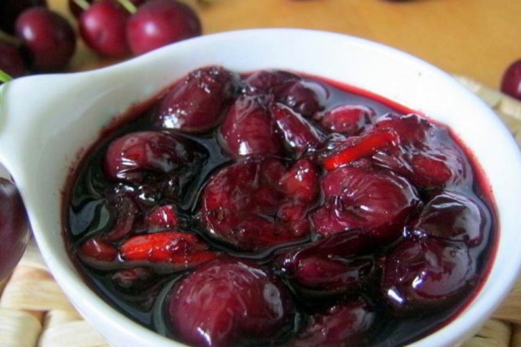 Острый соус из черешни