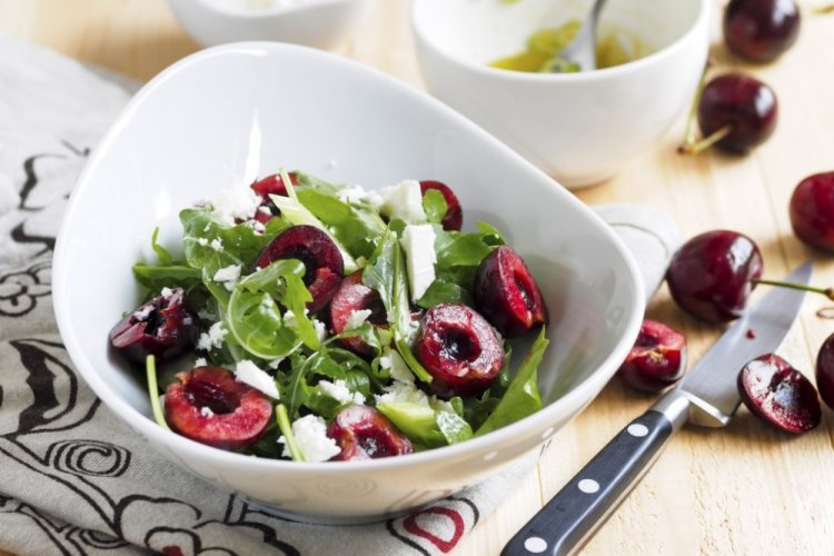 Салат с рукколой и черешней