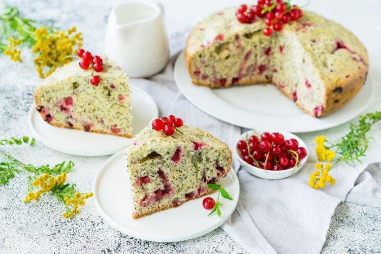 Пирог с маком и красной смородиной
