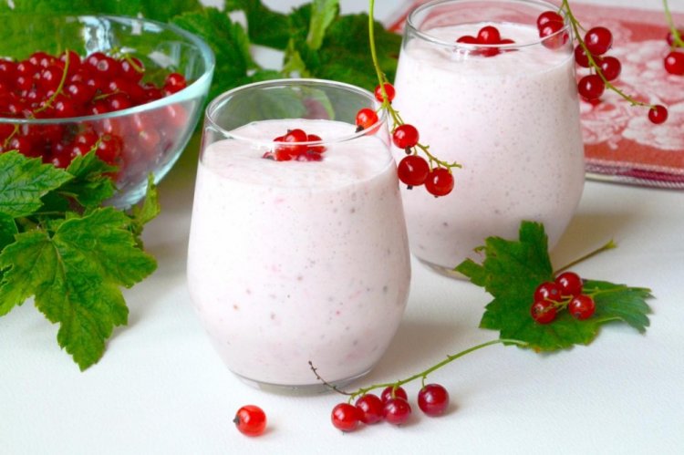 Молочный коктейль с красной смородиной