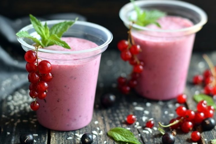 Смузи с красной смородиной и миндальным молоком