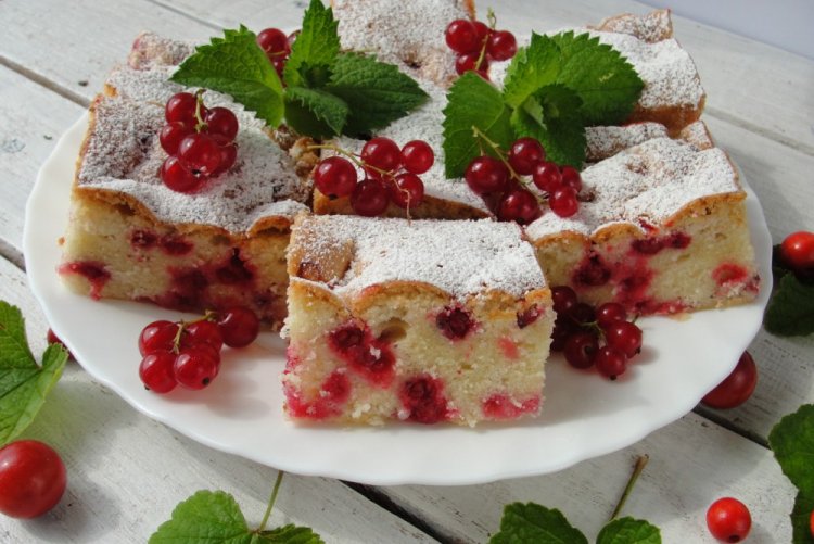 Кекс с красной смородиной