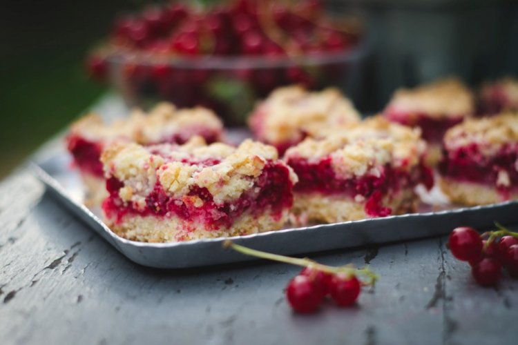 Песочный пирог с красной смородиной