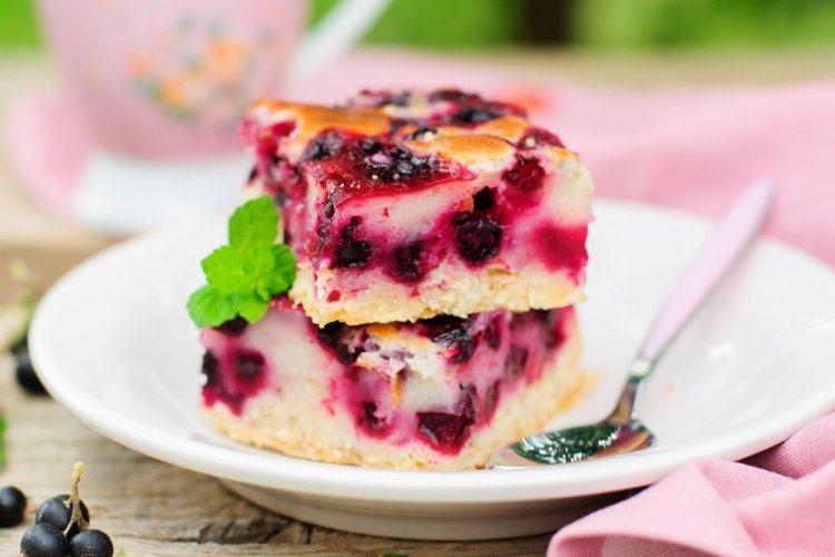 Творожная запеканка с черной смородиной