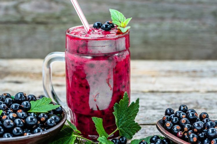 Смузи из черной смородины с овсянкой