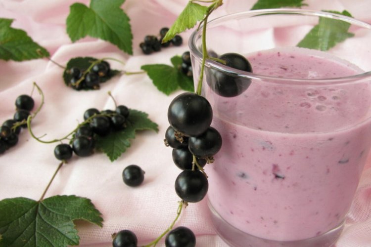 Молочный коктейль с черной смородиной