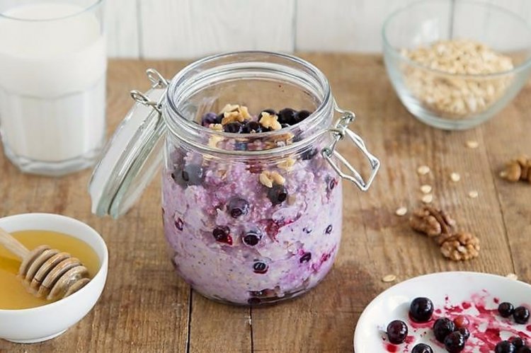 Овсяная каша с черной смородиной