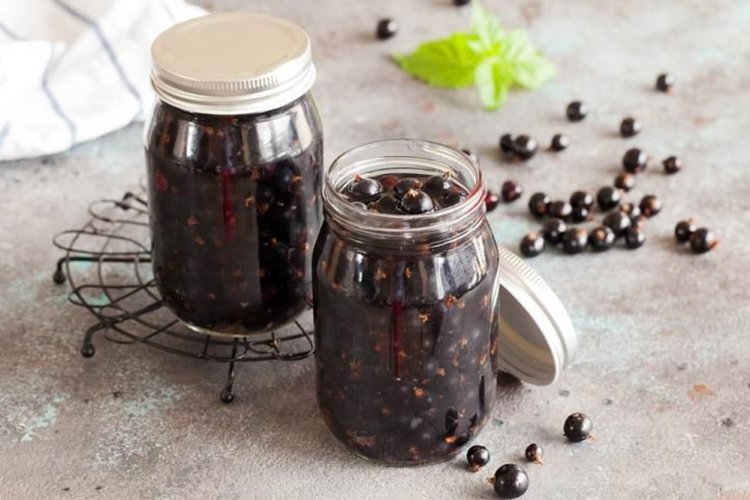 Маринованная черная смородина
