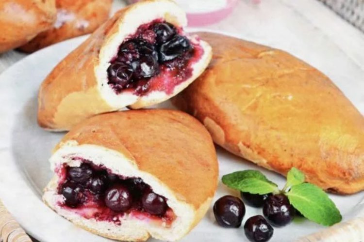 Пирожки с черной смородиной