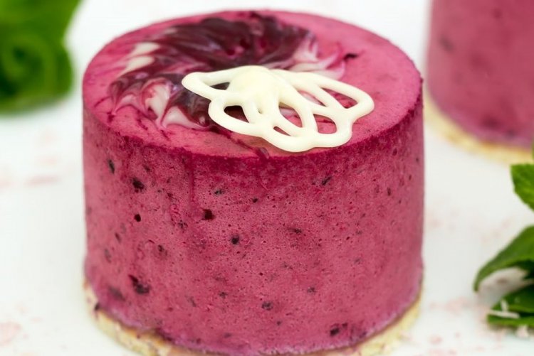 Творожное суфле с черной смородиной в духовке