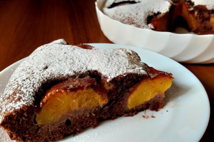 Шоколадный пирог с персиками