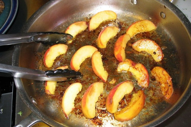 Жареные персики с чесноком