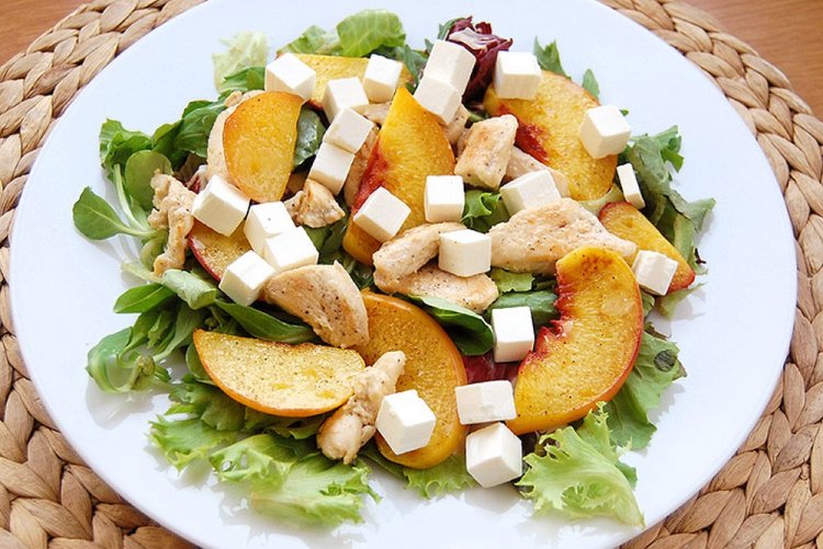 Салат с курицей и персиками