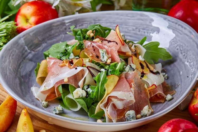 Салат с персиками, авокадо и хамоном