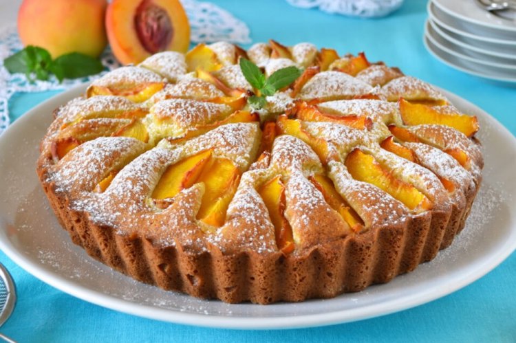 Шарлотка с персиками