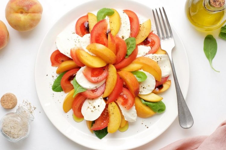 Капрезе с персиками