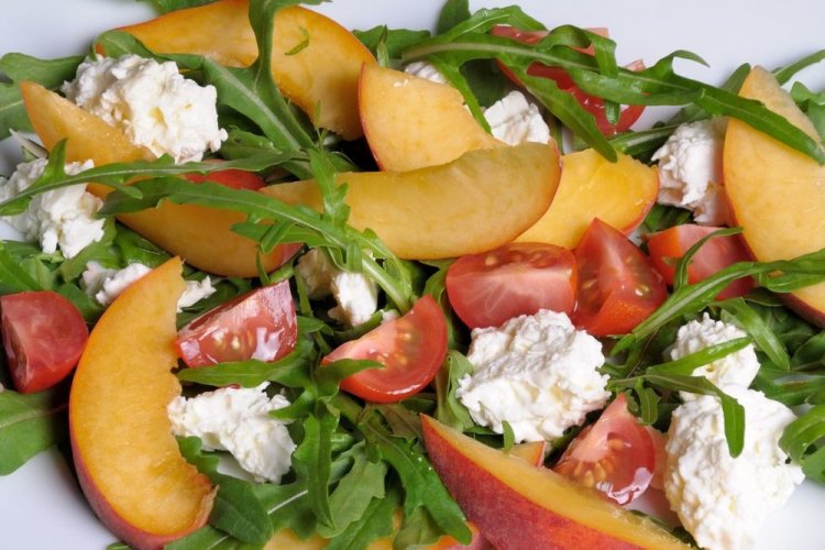 Салат с персиками и козьим сыром
