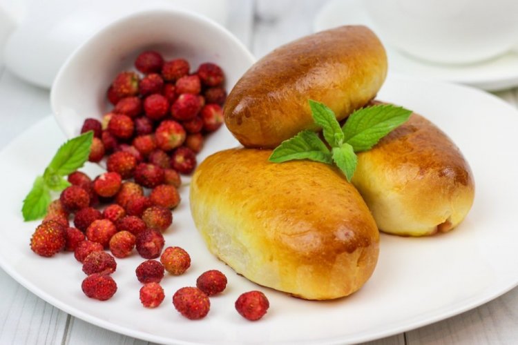 Дрожжевые пирожки с земляникой