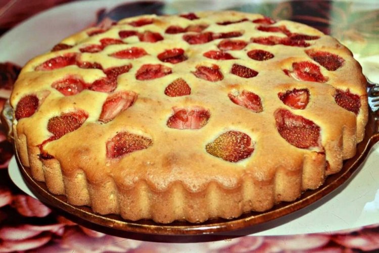 Пирог на сметане с земляникой
