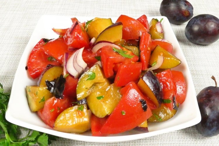 Салат с помидорами и сливой