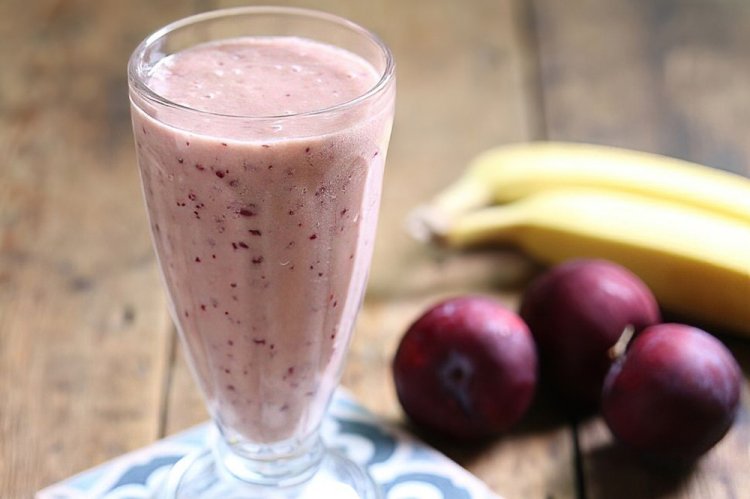 Смузи на кефире со сливой
