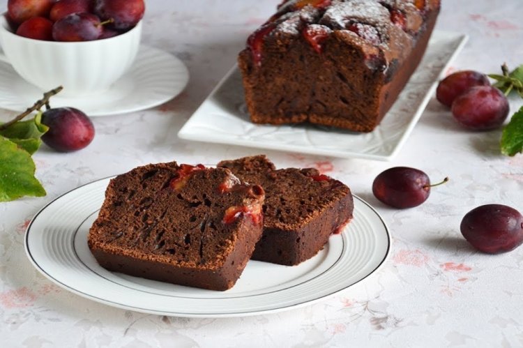 Шоколадный кекс со сливами и орехами