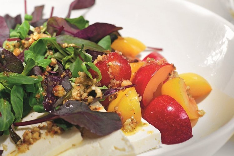 Салат со сливами и брынзой