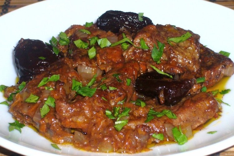 Тушеная говядина со сливой