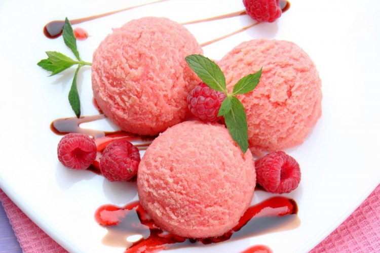 Малиновое мороженое со сгущенкой