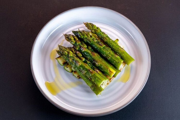 Спаржа в маринаде с виноградным соком и чесноком на гриле