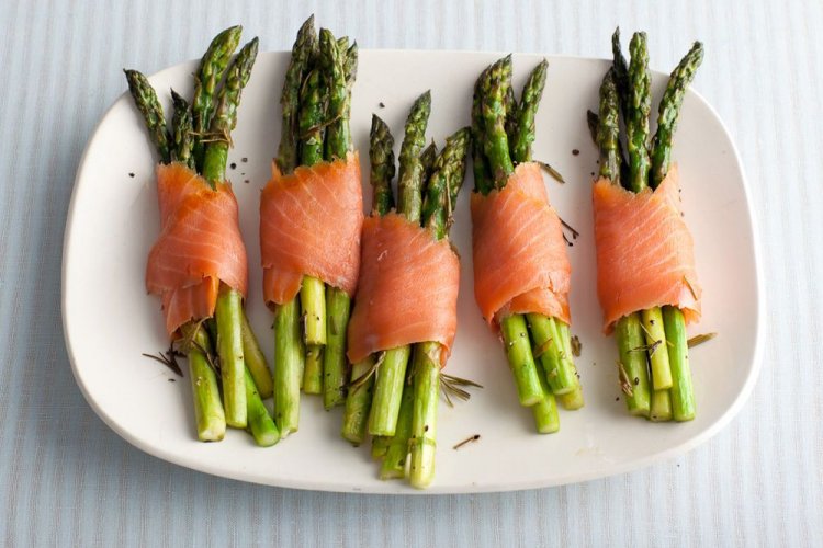 Спаржа с лососем на гриле