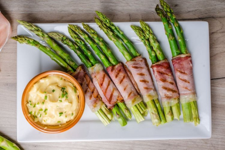 Спаржа с ветчиной на гриле