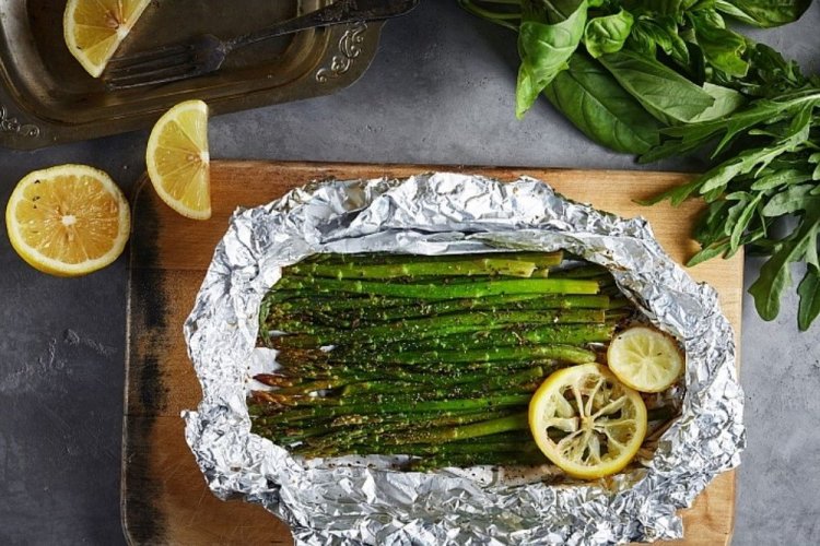 Спаржа с лимоном в фольге на гриле