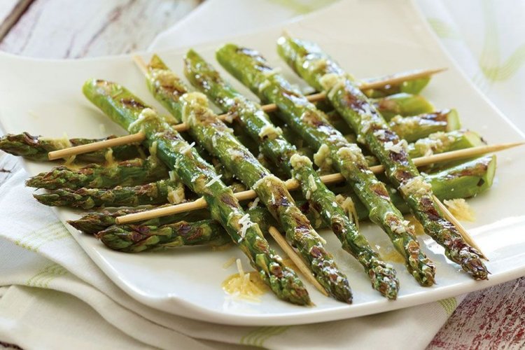 Запеченная спаржа с пармезаном на шпажках